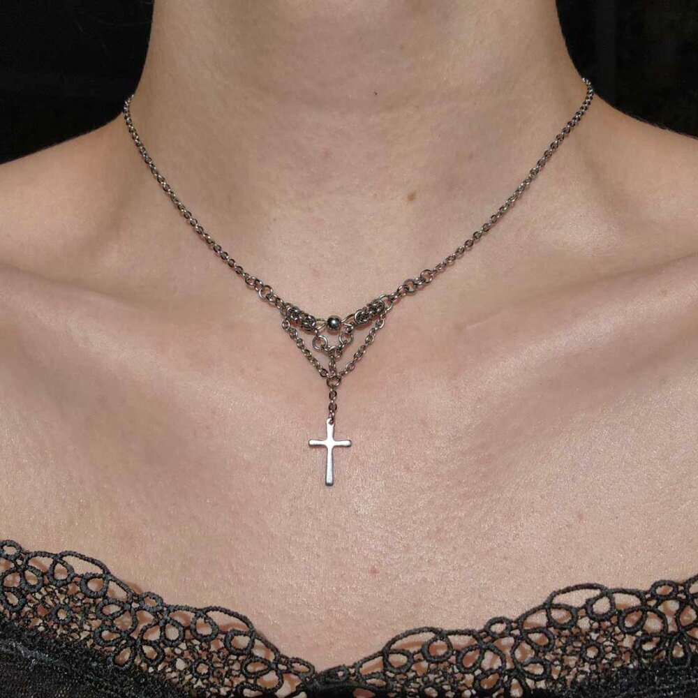 Gothic dainty silver cross necklace - Picture 3 of 9